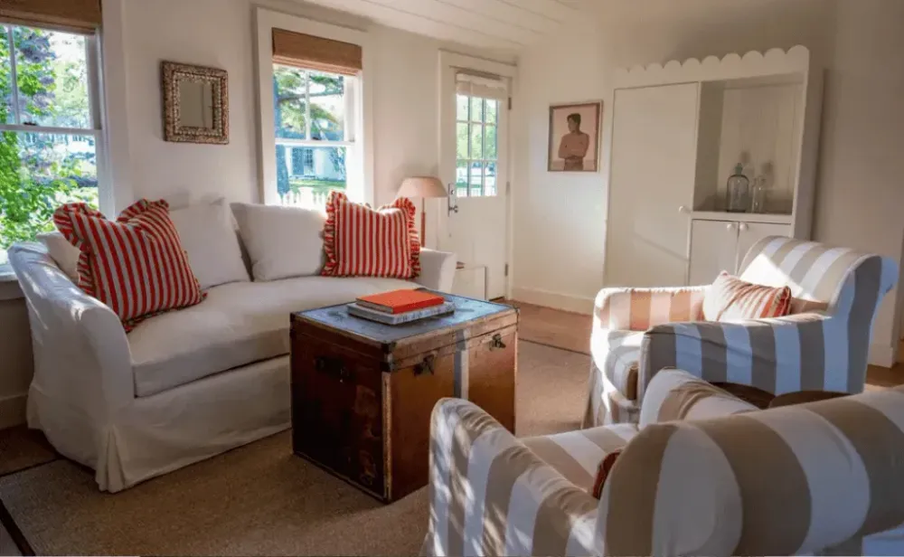 Red Parlor Room - The Dunes on the Waterfront Review - Ogunquit, Maine